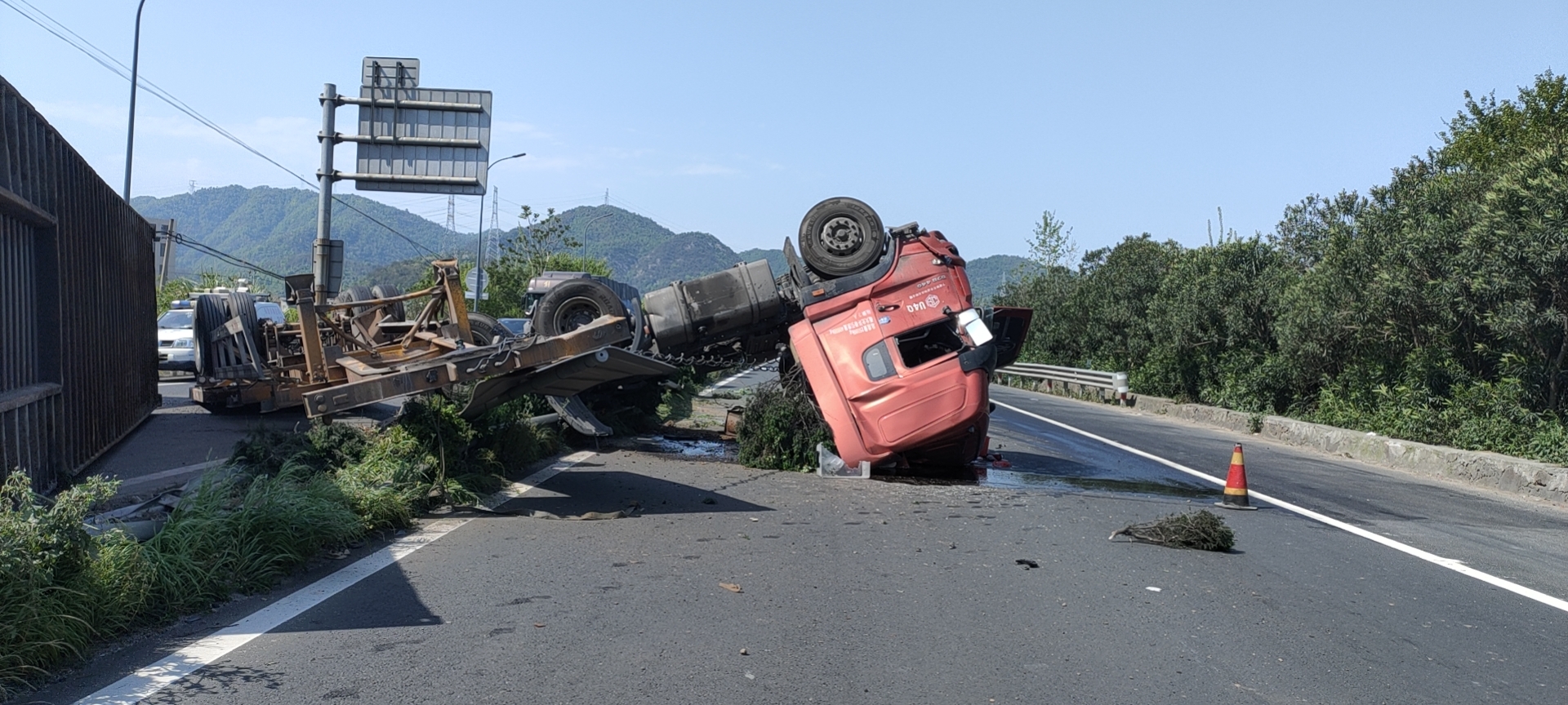 1649838895319140.jpg 集裝箱翻車事故現場1.jpg