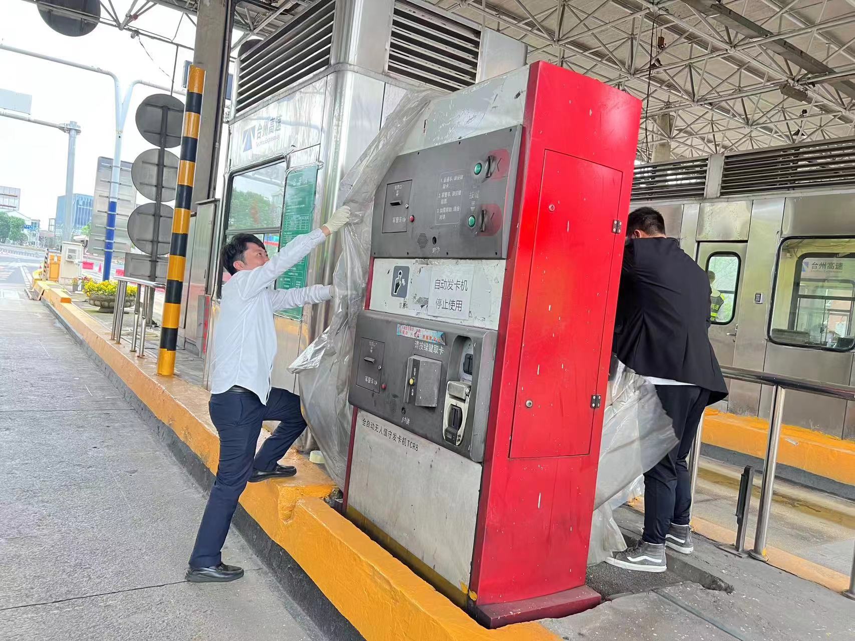 1684174833437662.jpg 20230511 圖為車道打掃現場 王蓉萍攝 (2).jpg
