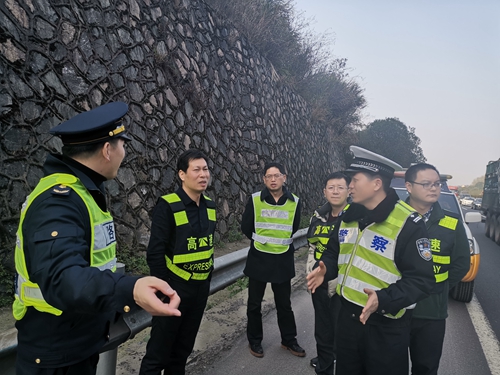 20190424道路、隧道安全組對沿線開展節前暨防汛防臺安全檢查 圖為檢查組一行對高邊坡進行安全檢查_副本.jpg