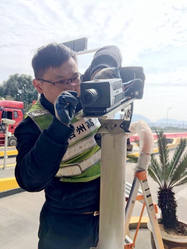 圖為工作人員在調節攝像頭焦距_副本.jpg