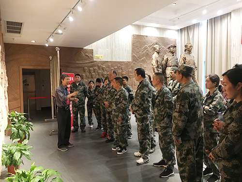 聆聽(tīng)革命英雄事跡(夏蓮萍攝)1.jpg