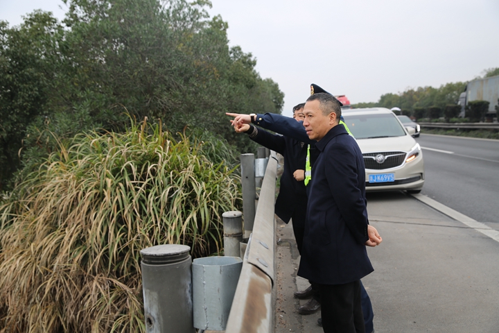 張總在踏勘院橋服務區選址_副本.jpg